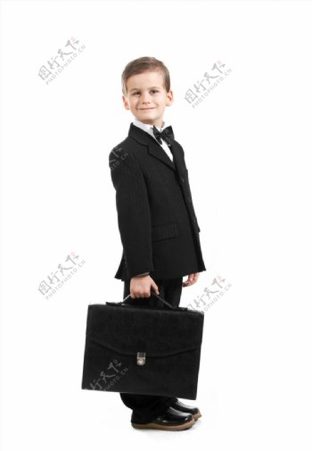手提公文包的小男孩图片