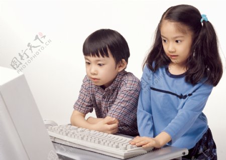 玩电脑的小孩图片