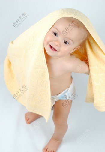玩毛巾的婴儿图片