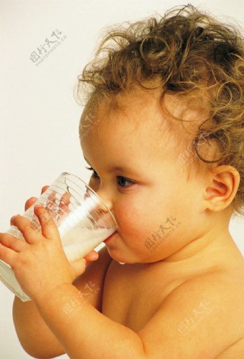 宝宝喝牛奶图片