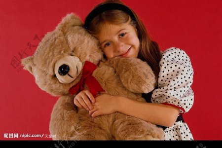 抱熊娃娃的小女孩图片