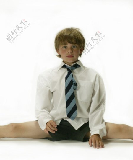 压腿坐着的男孩图片