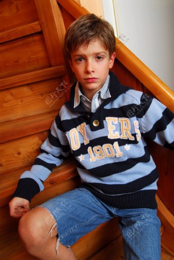 坐楼梯上的男孩图片