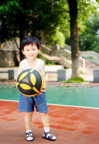 最小的篮球宝贝图片