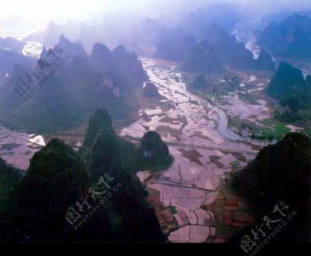 层峦叠嶂的桂林山水