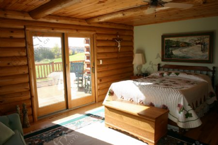 阳光照耀卧室木屋