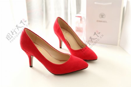 红色女高跟鞋