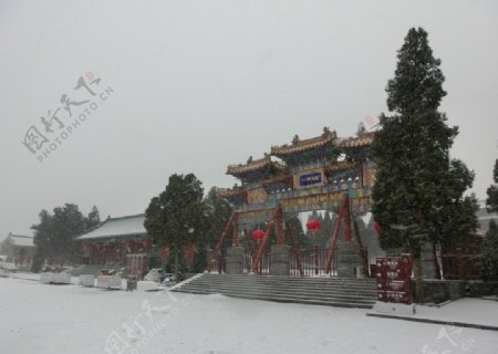 风雪中岳庙