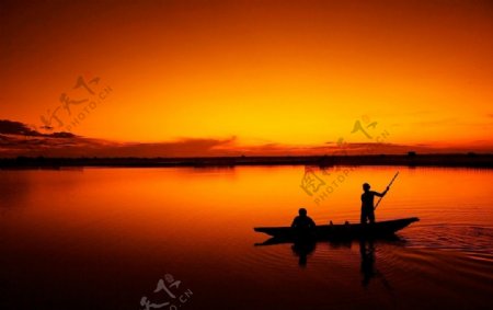 黄昏河面小渔船