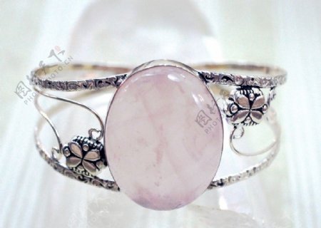 粉色宝石戒指