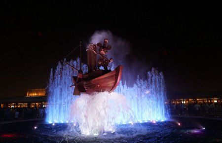 夜晚蒸汽船米奇喷泉