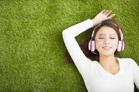 躺在草地听音乐