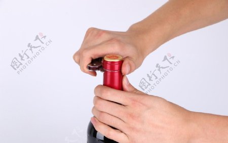 干红葡萄酒开瓶示例