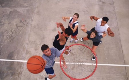 男生篮球场打篮球俯视