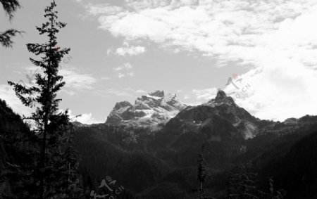 深山黑白风景