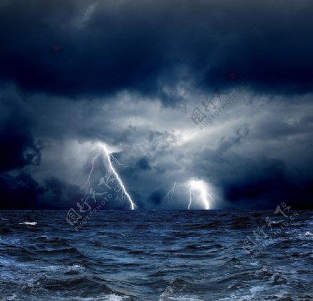 大海中暴风雨和闪电