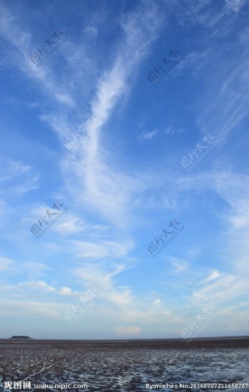 滩涂风光蓝天白云
