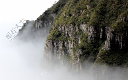 雨雾缭绕的大山