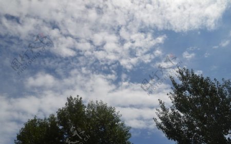 三里湾的蓝天白云