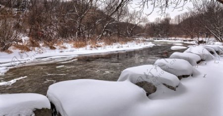 被冰雪覆盖的河