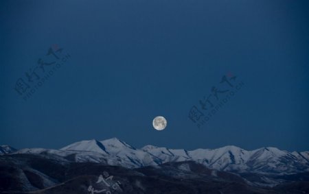 月亮满月山脉