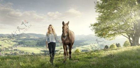 草地美女和马