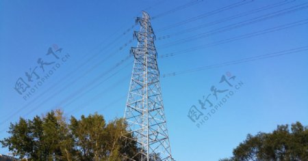 蓝天下的高压电线铁塔