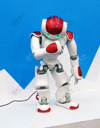 红色跳舞机器人
