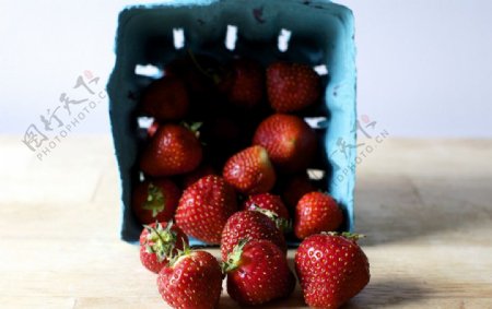 草莓多个草莓倾倒