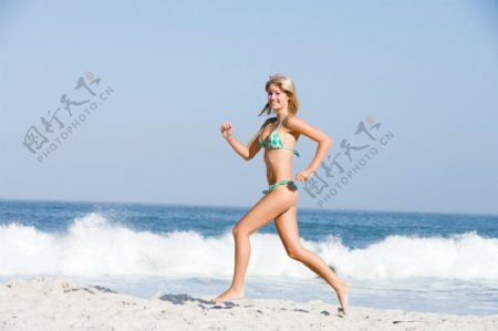 海边跑步的女人