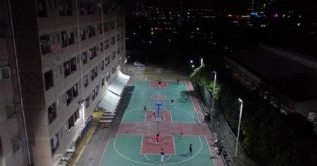 夜色下的篮球场