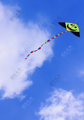 风筝在蓝天自由飞翔