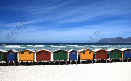 海滩上彩色的房子