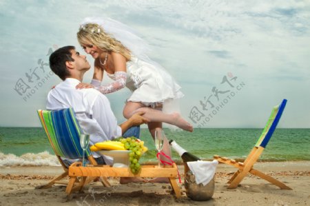 海滩上玩耍的夫妻图片