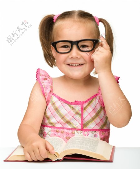 微笑着看书的女孩图片