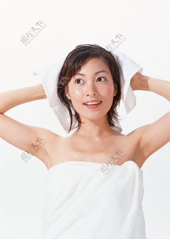 洗完澡的女人图片