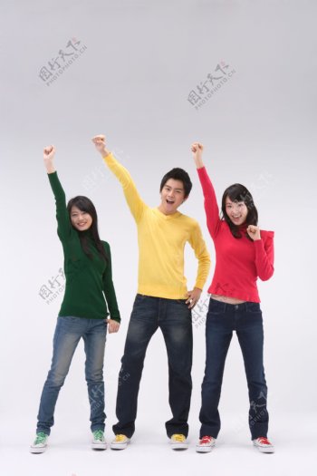 三个举手欢呼活力青年图片