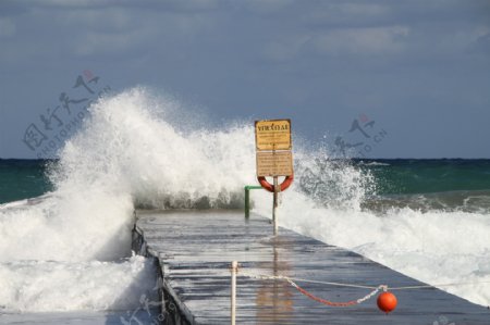 海边惊涛骇浪自然灾害图片