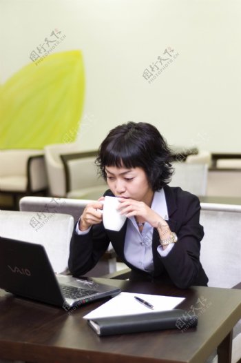 喝咖啡办公的商务美女图片