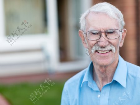 戴眼镜的老年男人图片