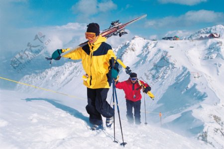 登山的滑雪运动员图片