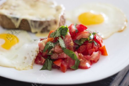 早餐番茄沙拉鸡蛋和奶酪烤面包1