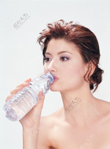 喝纯净水的国外美女图片