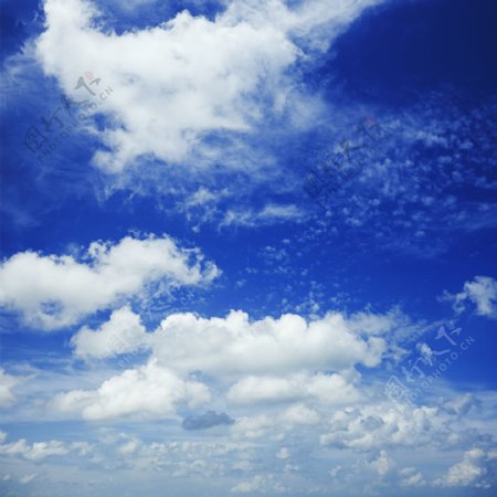 天空里漂浮的白云图片
