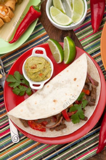 餐盘里的墨西哥肉卷图片