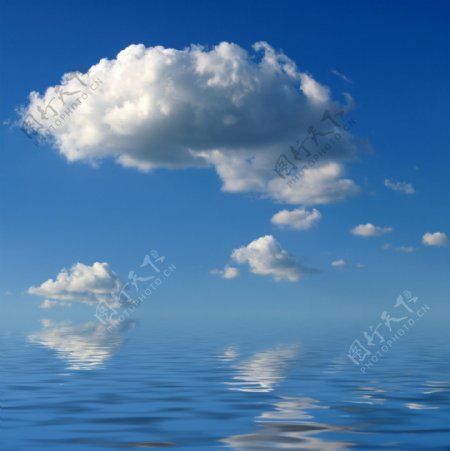 天空白云与水面图片