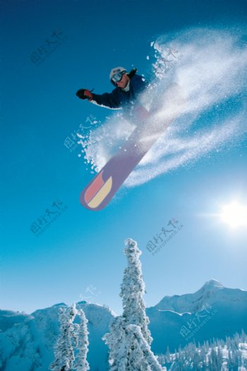 飞跃划雪图片