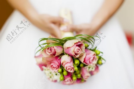 新娘手里的玫瑰花图片