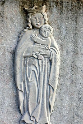 女人抱孩子的雕刻