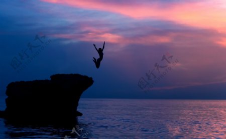 大海风景与跳水的女性剪影图片